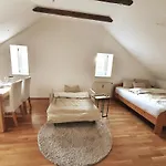 Altbau Dachgeschosswohnung Mitten In Appartement *