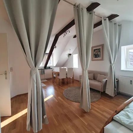 Apartman Altbau Dachgeschosswohnung Mitten In *
