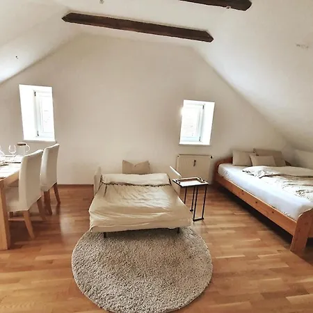 Altbau Dachgeschosswohnung Mitten In דירה *