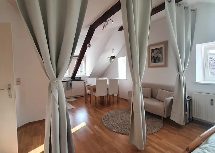 Apartamento Altbau Dachgeschosswohnung Mitten In *